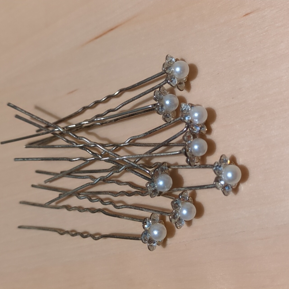 💲2/$10 - 8 Flower Hair Pins
